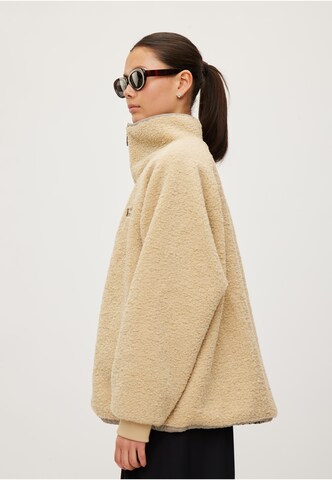 Pull-over 'Mount Pile' rethinkit studios en beige