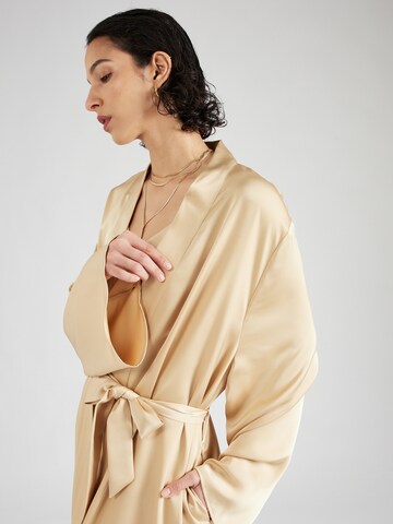 Robe 'Kim' ABOUT YOU x Iconic by Tatiana Kucharova en beige