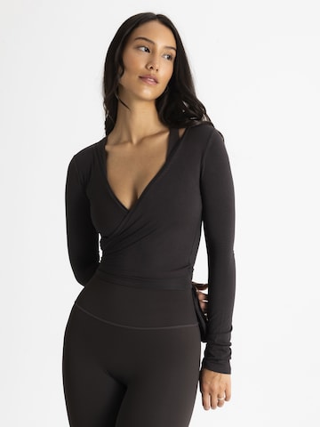 OMNANA Shirt 'MUSE™' in Braun