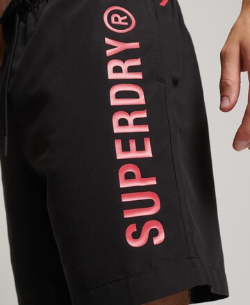 Superdry Badeshorts in Schwarz