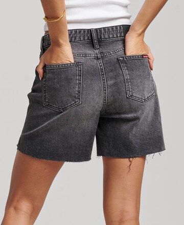 Superdry Regular Shorts in Schwarz