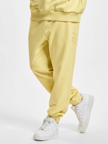 Tapered Pantaloni 'Roda' di Urban Classics in giallo
