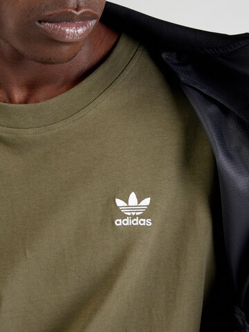 ADIDAS ORIGINALS Футболка 'ESS' в Зеленый