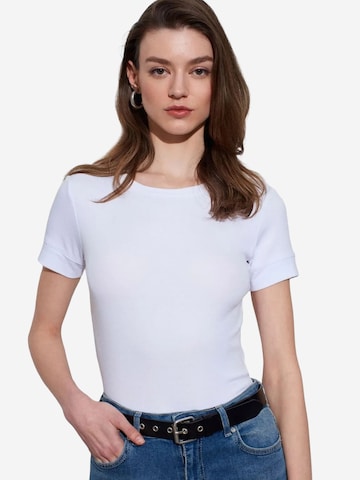 Dilvin Shirt in White: front