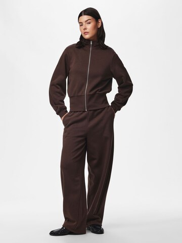 Loosefit Pantaloni 'PCSali Chilli' di PIECES in marrone