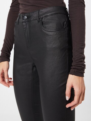 Coupe slim Pantalon 'Judy' VERO MODA en noir