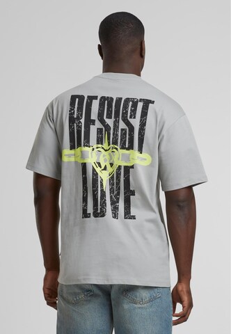 Karl Kani Bluser & t-shirts 'Woven Signature Resist Love' i grå: forside