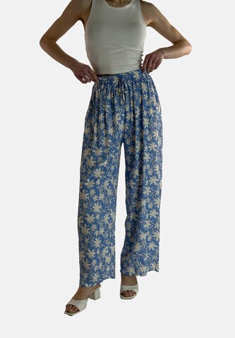 Elara Wide leg Trousers in Blue: front
