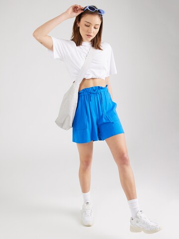 ABOUT YOU Regular Short 'Mieke' in Blau