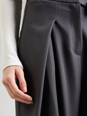 ABOUT YOU Flared Pressveckad byxa 'Palmer' i grå