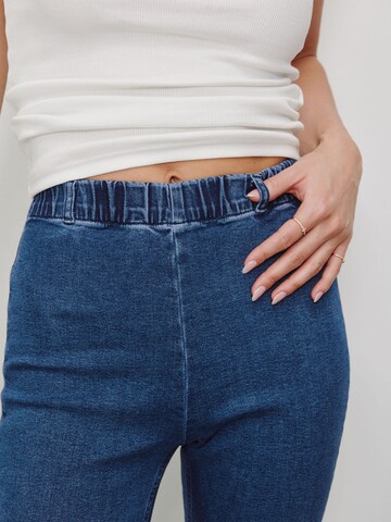 RÆRE by Lorena Rae Slimfit Kavbojke 'Anaida' | modra barva