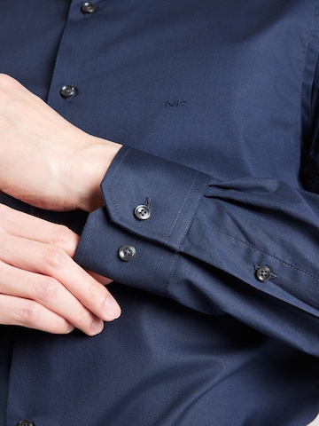 Michael Kors Слим Деловая рубашка в Синий