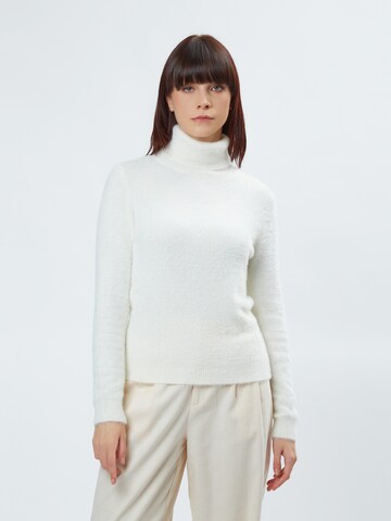 Pullover di Influencer in bianco: frontale