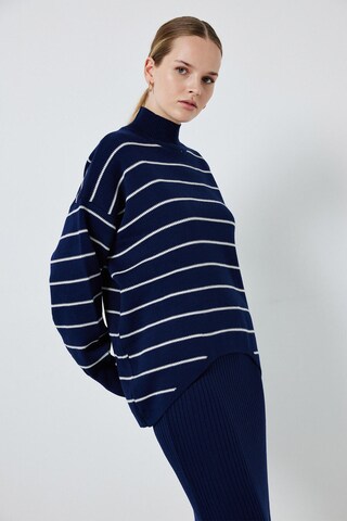 Touche Prive Sweater in Blue: front