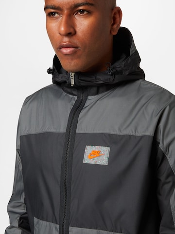 Nike Sportswear Демисезонная куртка в Серый