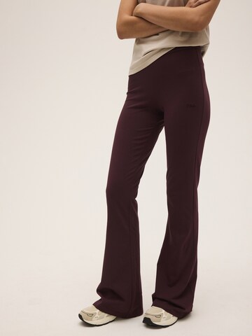 Slimfit Pantaloni 'CASANIA flared leggings' di FILA in marrone: frontale