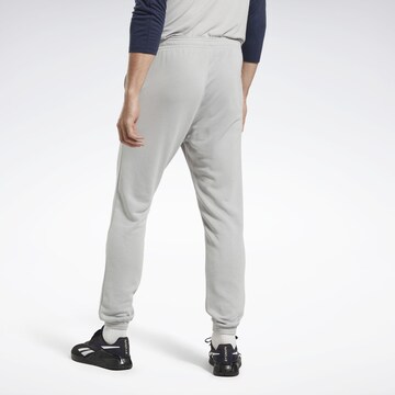 Reebok - Tapered Pantalón deportivo en gris