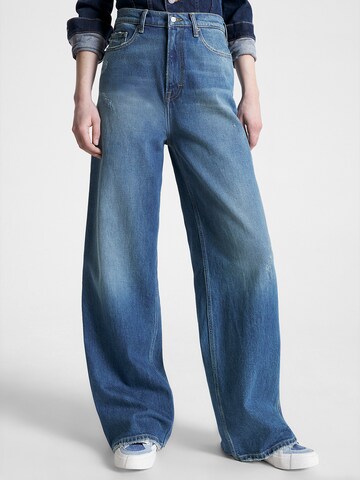 Tommy Jeans Široke hlačnice Kavbojke 'Claire' | modra barva: sprednja stran
