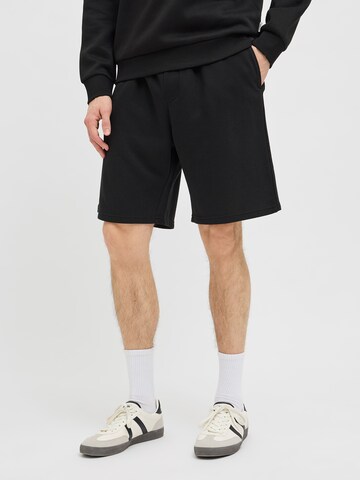 JJ Rebel - Loosefit Pantalón 'JREBCARLOS' en negro: frente