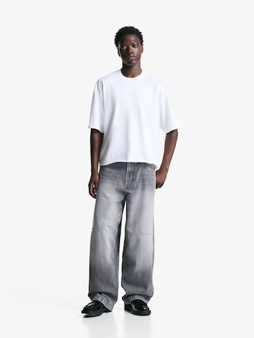 Baggy Jeans de la Bershka pe gri: față