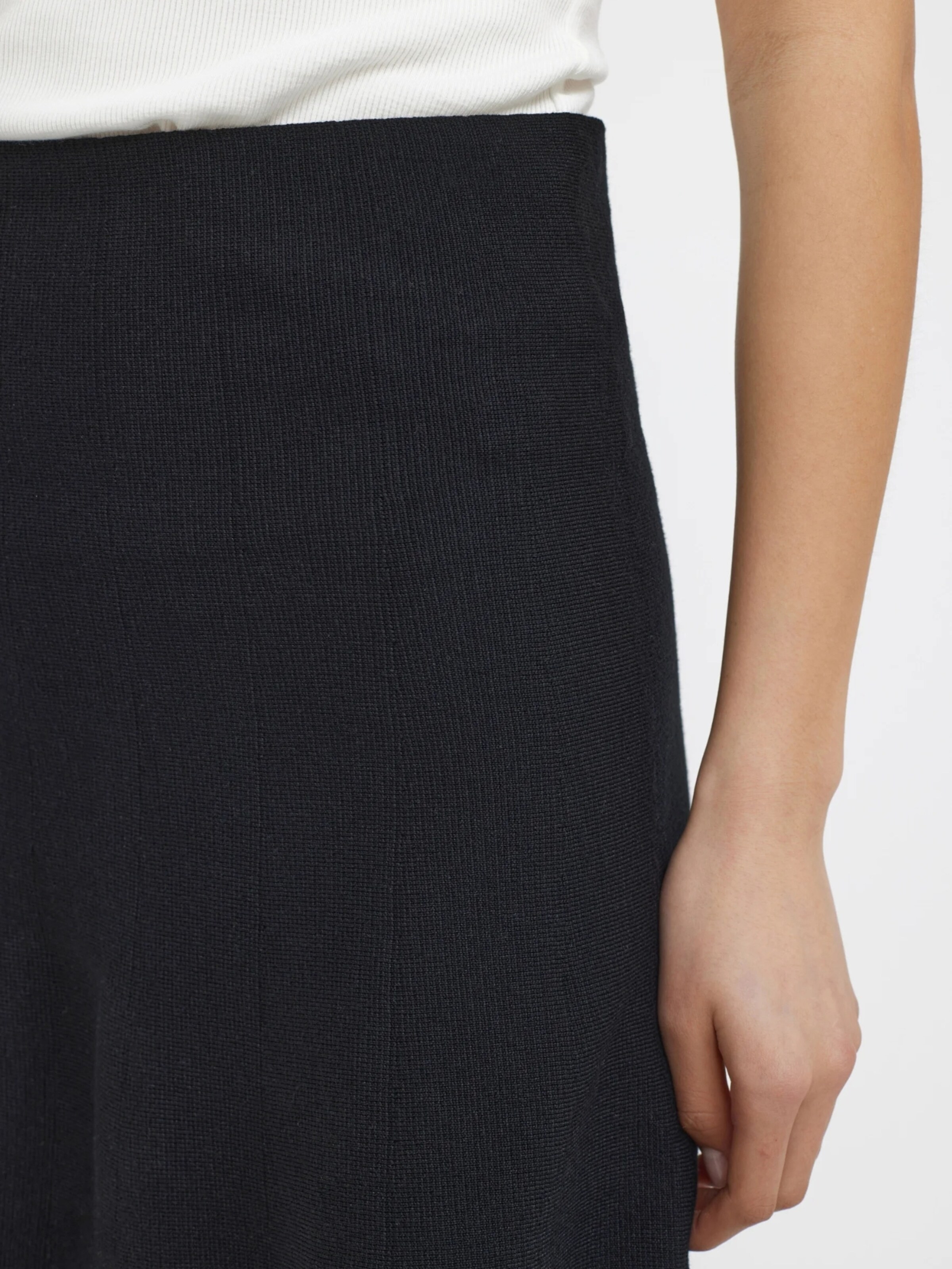 Soft Rebels Hame ' Skirt ' värissä musta: sivusta