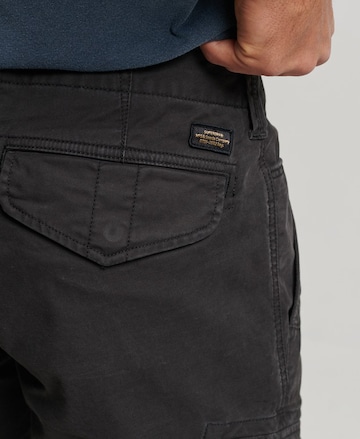 Superdry Regular Cargohose in Schwarz