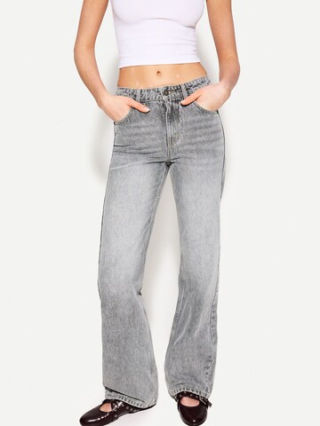 Bershka Wide leg Jeans in Grey: front