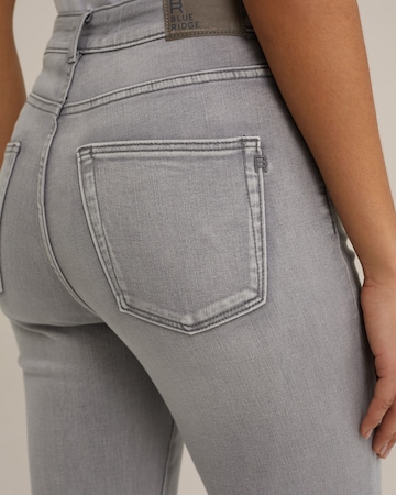 WE Fashion Flared Jeans i grå