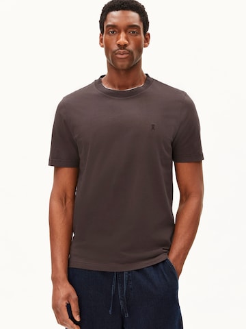 ARMEDANGELS Футболка 'JAAMES' в Коричневый: спереди