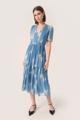 SOAKED IN LUXURY Jurk 'Aldora Nora' in Blauw: voorkant