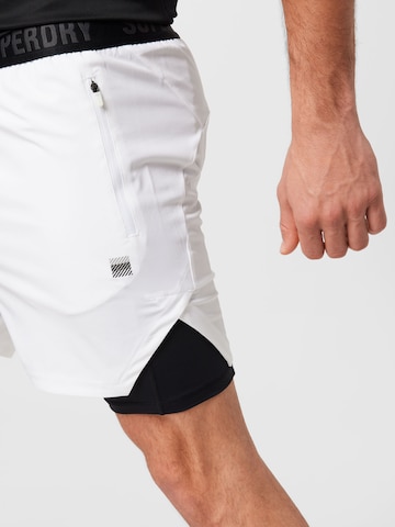 Superdry Slimfit Sportshorts in Weiß