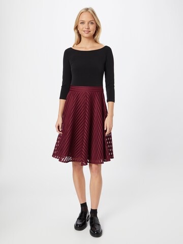 SWING Dress in Black: front