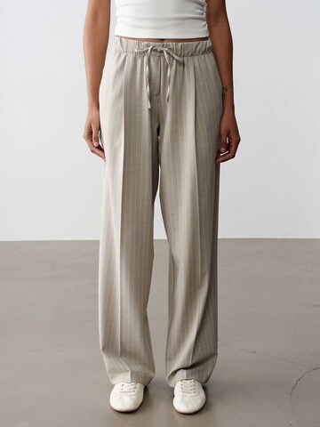 Dilvin Wide leg Trousers in Beige: front