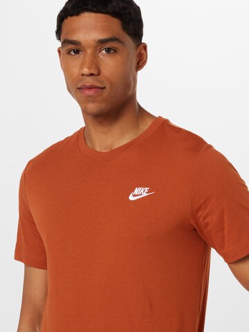 Coupe regular T-Shirt 'Club' Nike Sportswear en marron