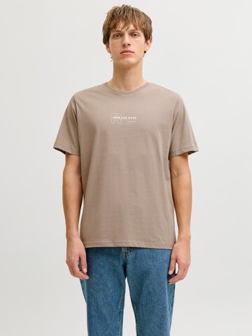 JJ Rebel Тениска 'JREBZAKI' в кафяво: отпред