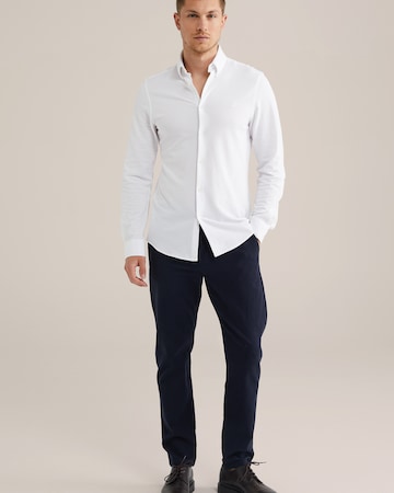 Coupe slim Chemise WE Fashion en blanc