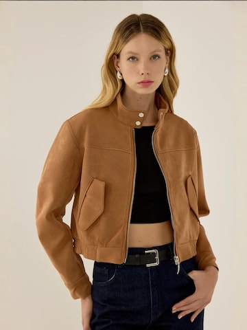 Hiccup Jacke in Braun: Vorderseite