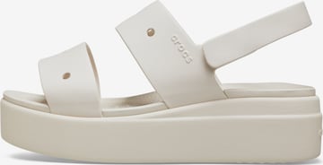 Crocs Sandaalit 'Brooklyn 4U' värissä valkoinen: etupuoli
