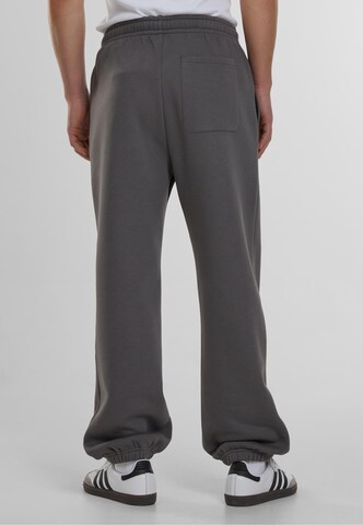 Tapered Pantaloni di Urban Classics in grigio