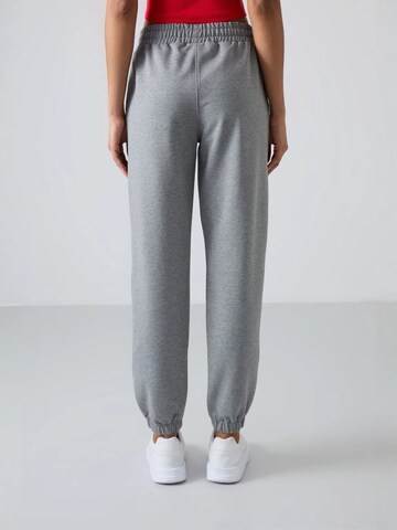 Tommy Life Tapered Pants in Grey