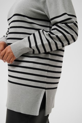KAFFE CURVE - Jersey 'Liona' en gris