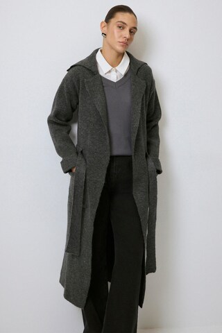 Touche Prive Strickjacke in Grau: Vorderseite