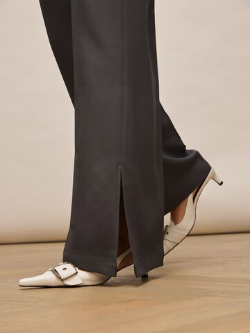 Regular Pantalon à plis 'Straight Leg' noar studios en gris