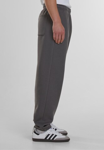 Tapered Pantaloni di Urban Classics in grigio