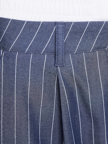 Loosefit Pantaloni con pieghe di Bershka in blu