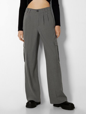 Bershka Wide leg Pleat-Front Pants in Grey: front
