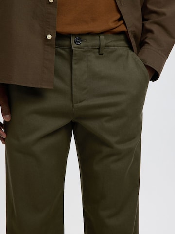 Regular Pantalon chino 'SLMMiles' SELECTED en vert