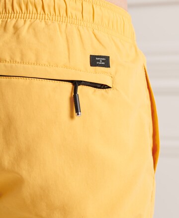 SuperdryKupaće hlače 'STUDIOS' - žuta boja