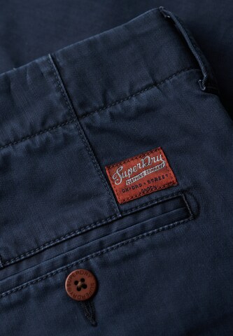 Regular Pantalon chino Superdry en bleu
