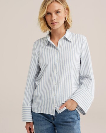WE Fashion Pluus, värv sinine: eest vaates